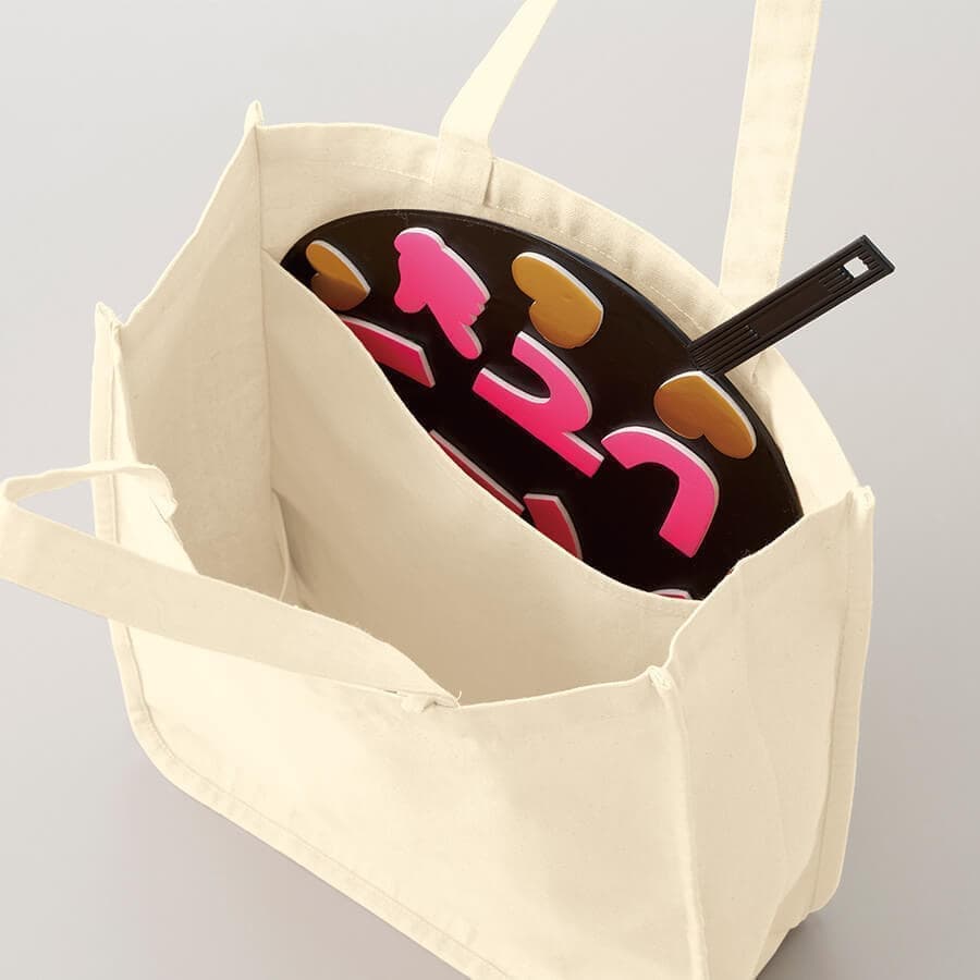 うちわが入る仕切りポケット付き